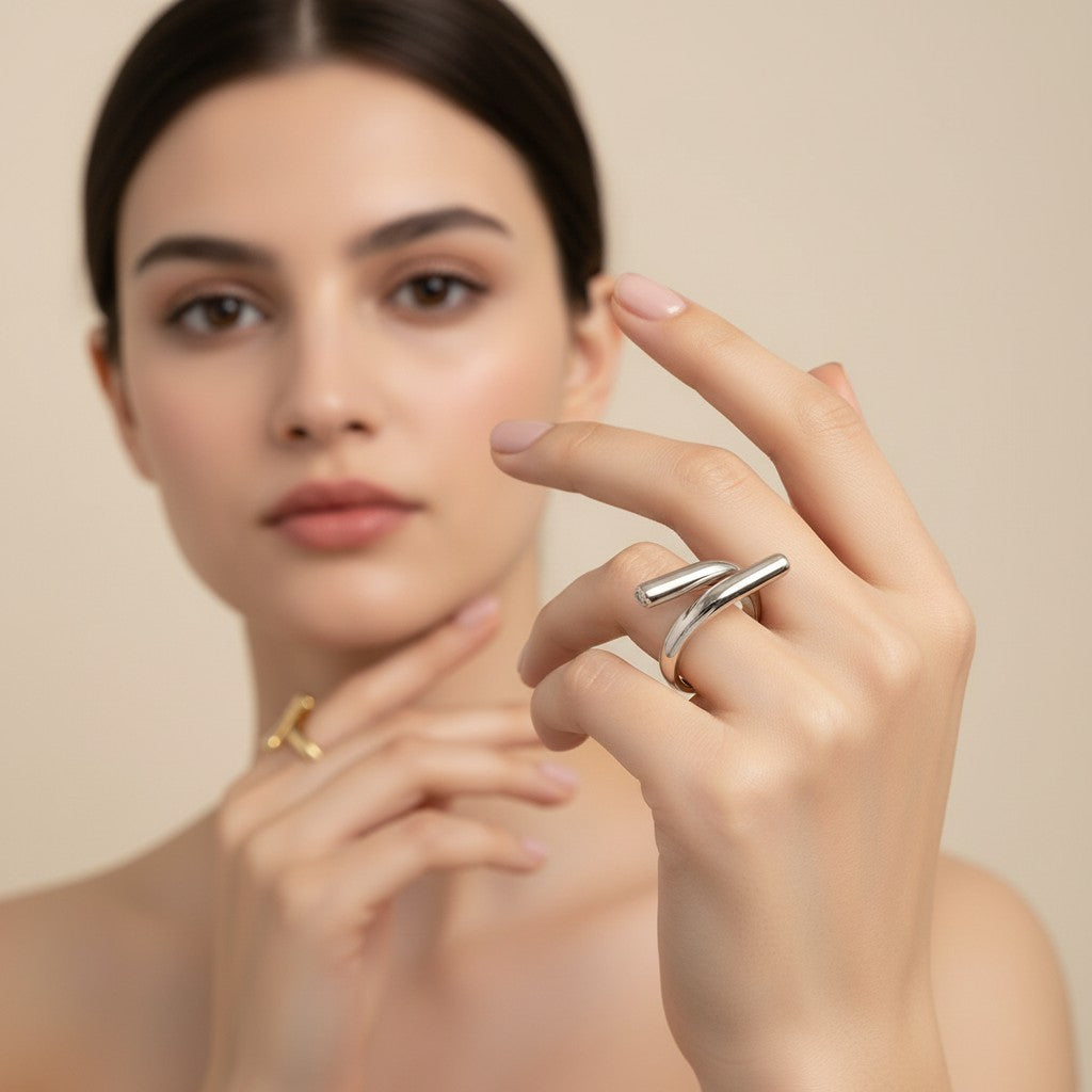 Seraphina Treasures Ariadne gold ring with adjustable size and zirconia edge. Modern, artistic design.