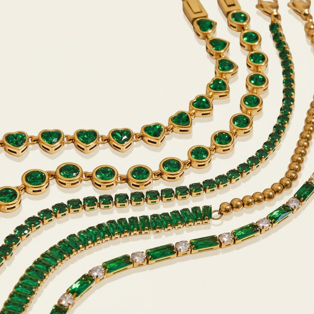 Seraphina Treasures Hortensia bracelet with green zirconia stones in heart and round shapes on a gold chain.