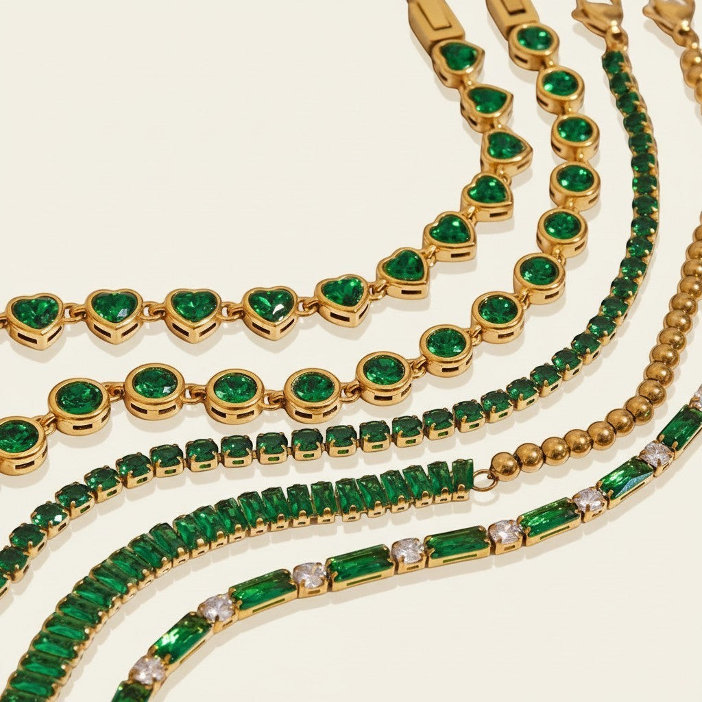 Seraphina Treasures Hortensia bracelet with green zirconia stones in heart and round shapes on a gold chain.